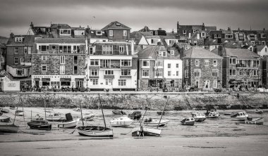 Düşük gelgit St Ives Cornwall adlı bir kumsal yatan tekneler