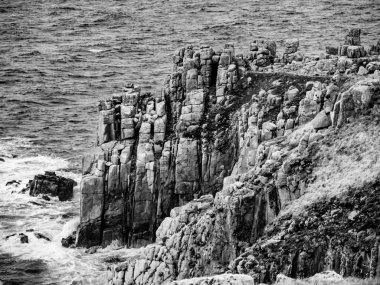 Lands End Cornwall sahil şeridi, ünlü kayalıklarla