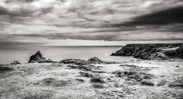 A costa rochosa e pitoresca de Kynance Cove na Cornualha — Fotografia de Stock