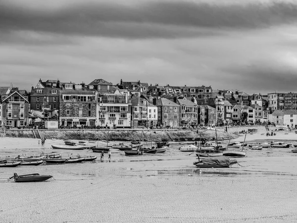 Barcos tirados en un banco de arena en la marea baja en St Ives en Cornwall —  Fotos de Stock