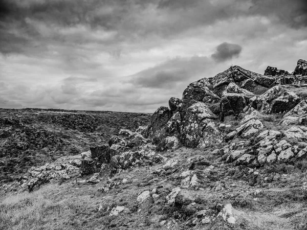 Kayalık ve güzel sahil, Kynance Koyu'nda Cornwall