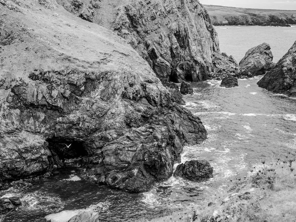 Harika Kynance Cove Cornwall - ünlü bir dönüm noktası — Stok fotoğraf