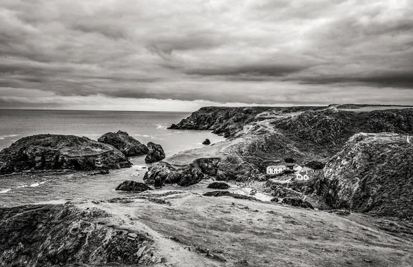 Harika Kynance Cove Cornwall - ünlü bir dönüm noktası — Stok fotoğraf