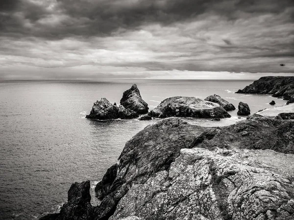 The rocky and picturesque coast of Kynance Cove in Cornwall Royalty Free Stock Photos