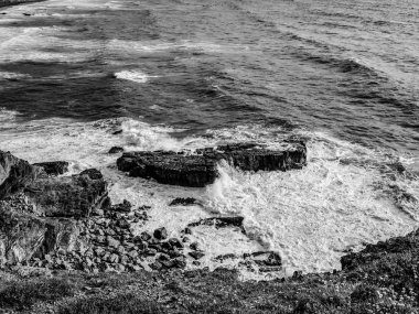 Kayalar karşı - ferahlatıcı bir sahne isabet vahşi okyanus su