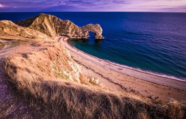 Durdle kapı - Devon İngiltere'deki en ünlü dönüm noktası üzerinden günbatımı