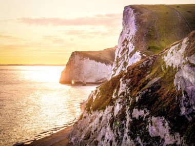 Beyaz Cliffs of England gün batımında