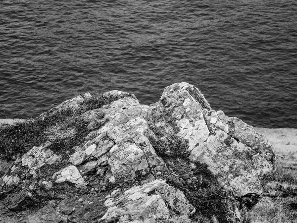 A sziklás és festői partján a Kynance öbölben Cornwall — Stock Fotó