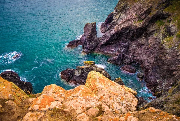 Harika Kynance Cove Cornwall - ünlü bir dönüm noktası — Stok fotoğraf