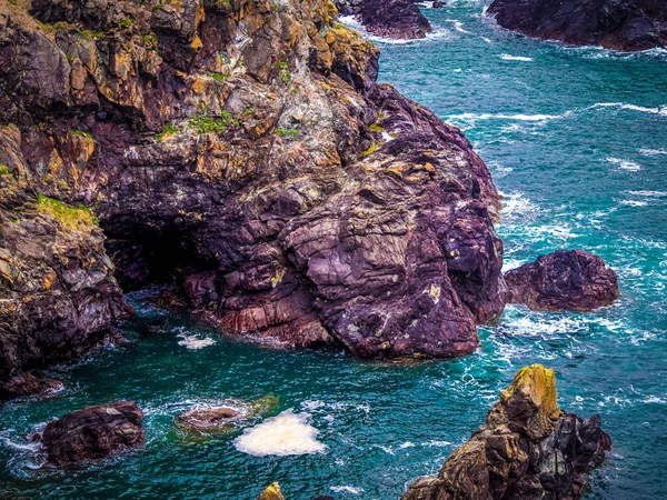 Maravillosa cala de Kynance en Cornwall - un hito famoso — Foto de Stock