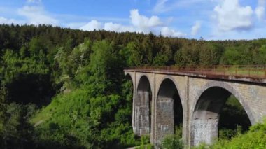 Demiryolu Üstgeçit forest Hills - eski bir Viyadüğü üzerinde havadan görünümü