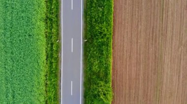 Ülke - havadan görünümden bir drone uçuş ile yalnız sokak