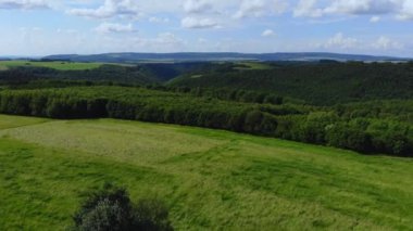 Güzel doğal manzaralar - hava dron görüntüleri üzerinde uçuş