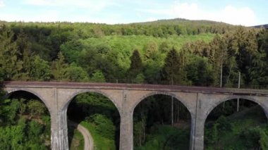 Demiryolu Üstgeçit forest Hills - eski bir Viyadüğü üzerinde havadan görünümü