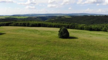 Güzel doğal manzaralar - hava dron görüntüleri üzerinde uçuş