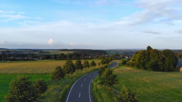 Letecká dron letu přes ulici v přírodě — Stock video