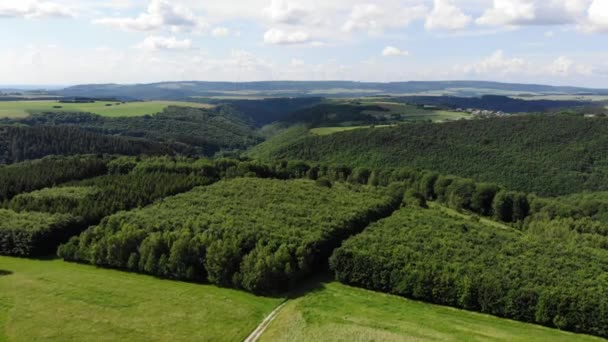 Vuelo sobre hermosos paisajes naturales - imágenes aéreas de drones — Vídeo de stock