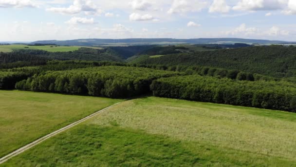 Flyg över vackra naturlandskap - antenn drönare footage — Stockvideo