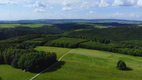 Repülés alatt gyönyörű természeti táj - drone légi felvételeket — Stock videók