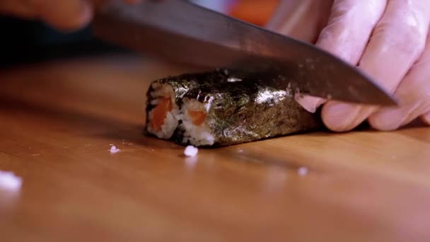 Vágás, frissen készült Sushi tekercs darabokra - ázsiai étterem — Stock videók