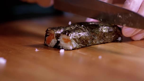 Vágás, frissen készült Sushi tekercs darabokra - ázsiai étterem — Stock videók