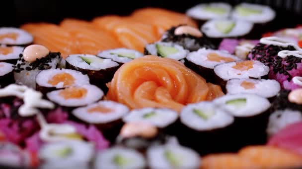 Большой выбор суши на тарелке — стоковое видео