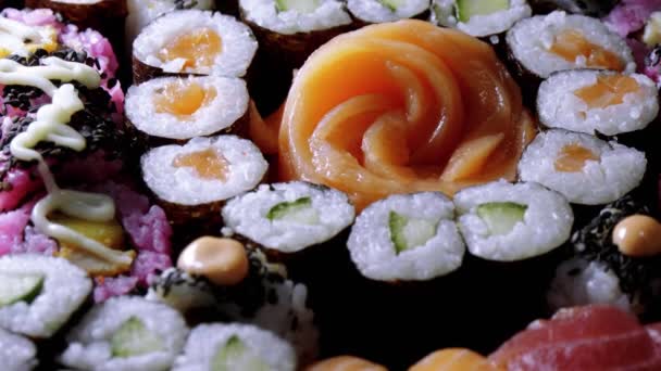 Свежие суши-роллы крупным планом — стоковое видео