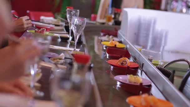 Sushi Eten Een Restaurant — Stockvideo