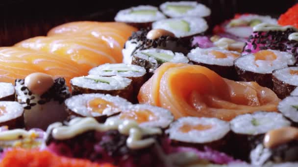 Feche o tiro de Sushi fresco em uma chapa — Vídeo de Stock