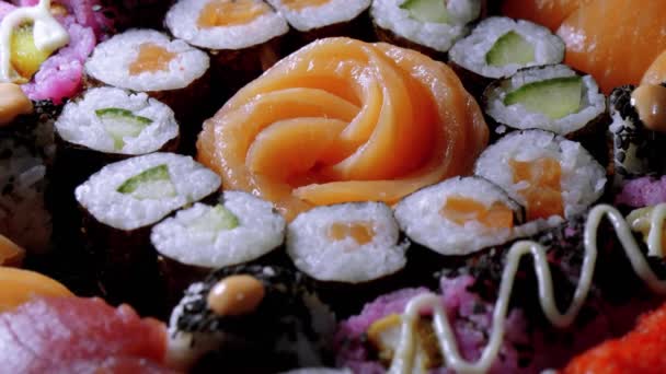 Feche Tiro Sushi Fresco Uma Chapa — Vídeo de Stock