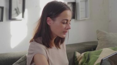 Genç kadın kanepede oturur ve onu laptop İnşaat