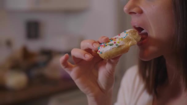 漂亮的女孩吃甜甜甜圈 — 图库视频影像
