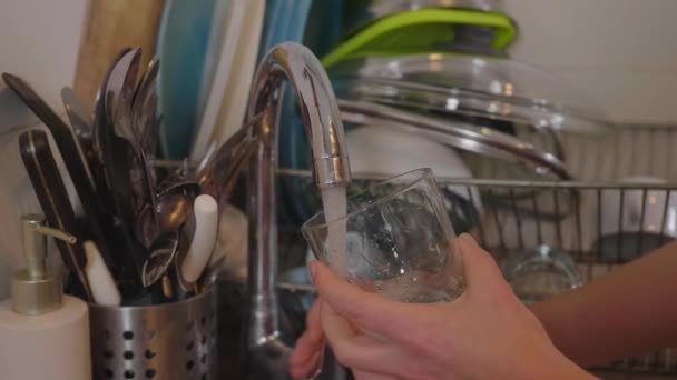 蛇口から透明な水をグラスに充填する — ストック動画