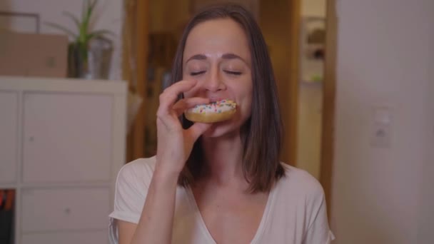漂亮的女孩吃甜甜甜圈 — 图库视频影像