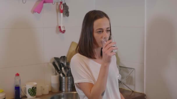 Jonge Vrouw Drinken Een Glas Duidelijk Natuurlijke Water — Stockvideo