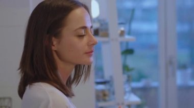 Genç kadın iç çamaşırı mutfakta kahvaltı çay içer