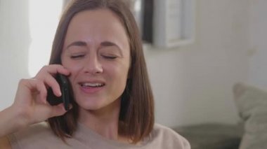 Güzel kadın bir telefon oturma odasında alır.