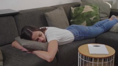 Güzel kızlar duruyor onun oturma odasında kanepede