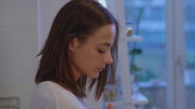 Genç kadın iç çamaşırı mutfakta kahvaltı çay içer