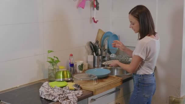Young Woman Kitchen Cleans Dishes — Stock Video