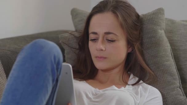 Mooi Meisje Rust Bank Met Haar Tablet — Stockvideo