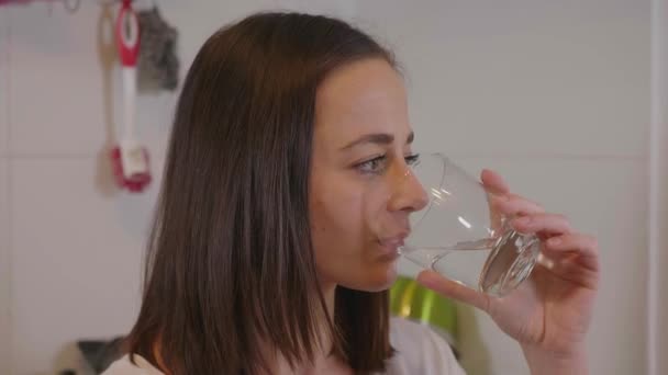 Junge Frau Trinkt Ein Glas Klares Natürliches Wasser — Stockvideo