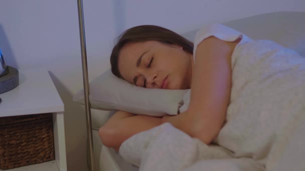 ベッドで若い眠そうな女性 — ストック動画