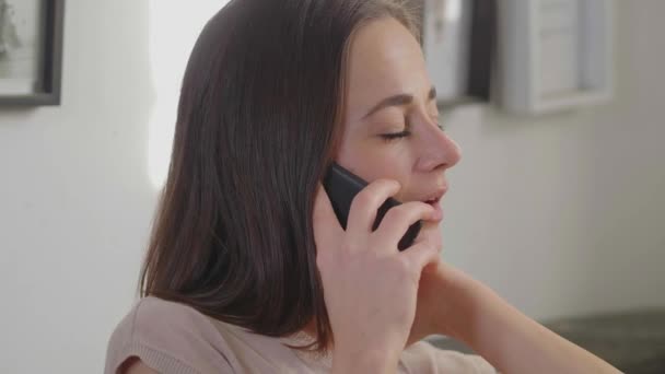 Mooie Vrouw Neemt Een Telefoongesprek Voeren Haar Woonkamer — Stockvideo