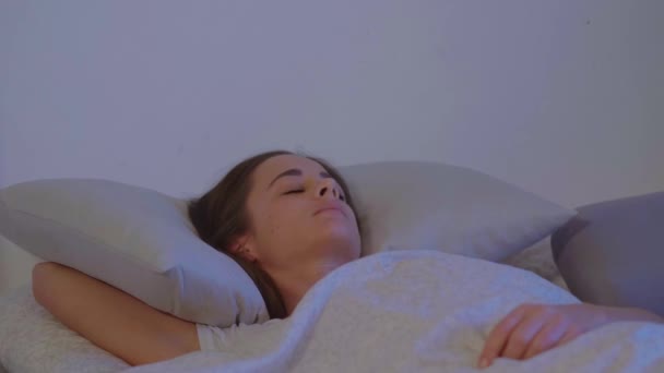 在床上的年轻的昏昏欲睡的女人 — 图库视频影像