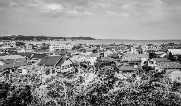 大角度视野在镰仓的城市和海湾日本 旅行摄影 — 图库照片