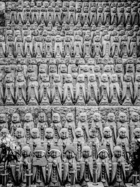 Bir keşiş heykeller Kamakura - seyahat fotoğrafçılığı Hase Dera Tapınağı'nda dua ordusu