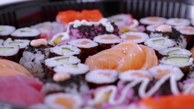 Tipik Asya gıda - farklı suşi parçalar büyük plaka üzerinde çeşitli