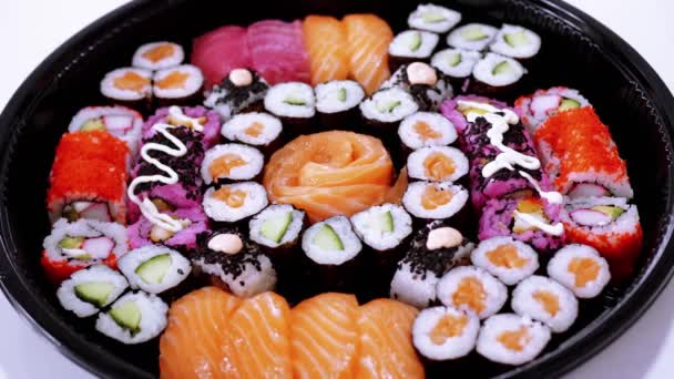 在盘子里关闭新鲜制作的寿司 — 图库视频影像