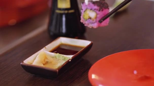 Sumergiendo Rollos Sushi Salsa Soja — Vídeos de Stock
